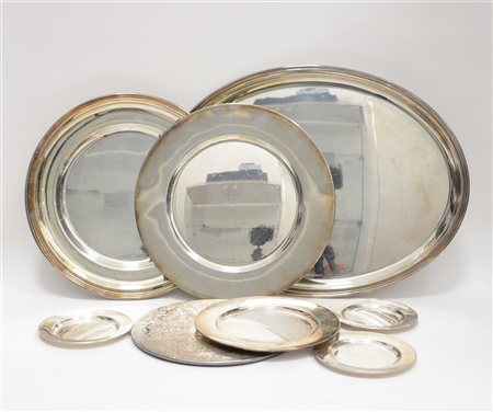Lotto composto da un vassoio ovale, un sottopiatto, tre piattini di forma circo