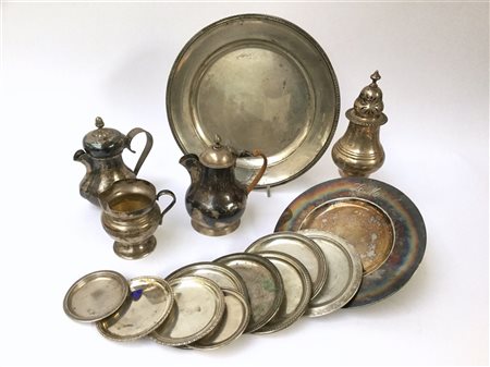 Lotto composto da tre lattiere, uno spargizucchero, un piatto con bordo a palme