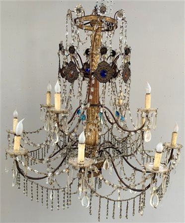 Antico lampadario a dodici luci con fusto in legno dorato e bracci in ferro, de