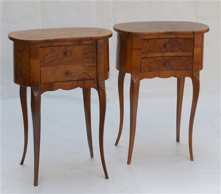 Coppia di comodini a fagiolo lastronati in noce e radica a due cassetti con gam