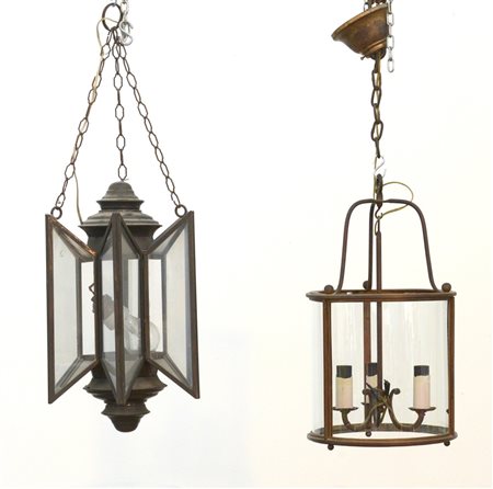 Lotto di due lanterne in metallo e vetro di diversa forma e misura (difetti)