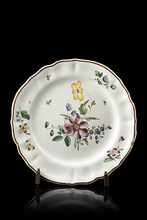 Manifattura di Pasquale Rubati, Milano, 1770/80. Piatto polilobato in maiolica