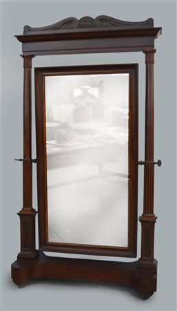 Psiche con montanti torniti e parzialmente scanalati poggianti su basi a pilast