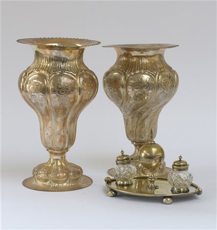 Lotto composto da due vasi incisi a fiori ed un calamaio in metallo argentato (