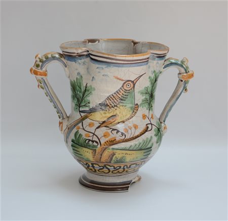 Vaso biansato in maiolica a effetto craquelé dipinto con uccelli su rami (h cm
