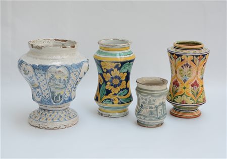 Lotto composto da un vaso in maiolica e due albarelli antichi dipinti in policr
