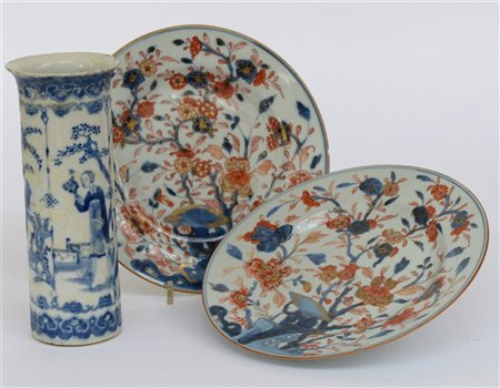 Coppia di piatti in porcellana Imari a decoro floreale e vaso cilindrico in por