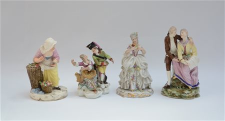 Lotto composto da due sculture in porcellana policroma raffiguranti scene galan