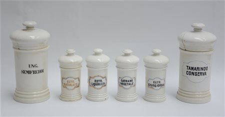 Gruppo di cinque contenitori da erboristeria con coperchio in ceramica bianca (