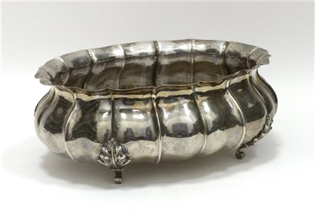 Grande centrotavola in argento di forma bombata poggiante su piedini mossi deco