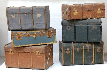 Lotto composto da sette vecchi bauli diversi da viaggio (difetti e mancanze)