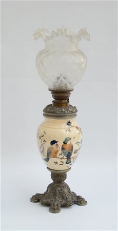 Lampada a petrolio con corpo in ceramica dipinta a motivi naturalistici, base i