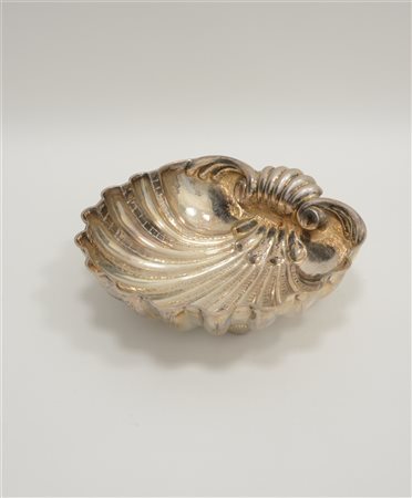 Centrotavola in argento a forma di valva di conchiglia. Argentiere Missialia, t