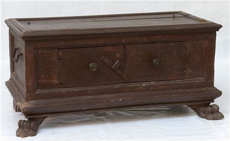 Antica cassapanca con due sportelli sul fronte e piedi anteriori a zampa ferina