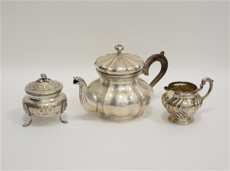 Lotto composto da un teiera, una zuccheriera ed una lattiera in argento (g lord