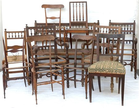 Lotto composto da quattro sedie chiavarine, un divanetto, tre poltrone e tre se