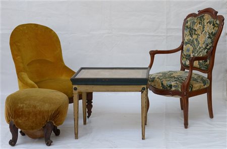 Lotto composto da una poltroncina da camera ed un pouff imbottiti, una poltrona