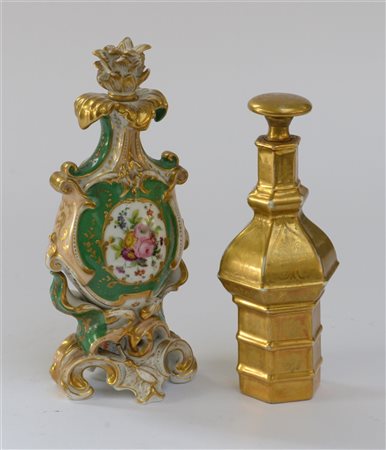 Manifattura francese, secolo XIX. Lotto composto da due bottiglie in porcellana