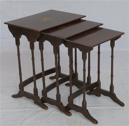 Tre tavolini a nido con sostegni in finto bamboo (difetti e mancanze)