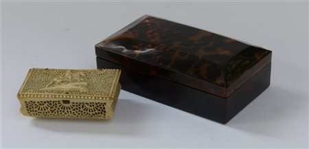 Lotto composto da una scatola in avorio traforata ed una in tartaruga (difetti)