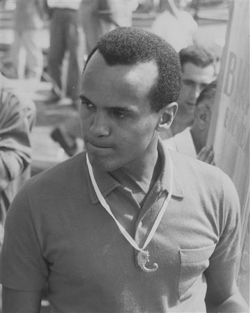 Harry Bellafonte 1968

Ferrotyped original gelatin silver print.
cm 30,2 x 24