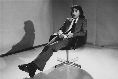 Dustin Hoffman 1976 ca.

Original gelatin silver print.
cm 19,9 x 30

7.83 x 11
