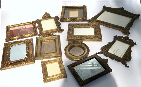 Gruppo di undici cornicette di epoca e materiali diversi (difetti)