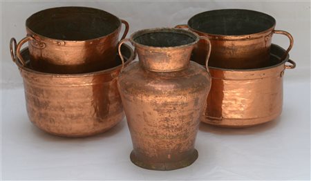 Cinque recipienti in rame di diverse epoche e fattura (difetti)