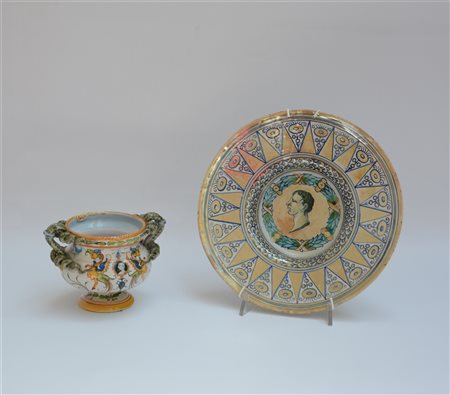 Lotto composto da un vasetto biansato dipinto con grottesche e iscritto Pesaro