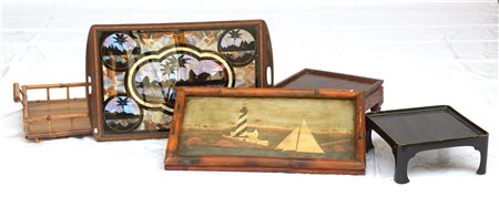 Lotto composto da due basi e tre vassoi biansati in lacca, legno e bamboo (dife