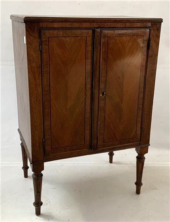 Credenzino lastronato in noce e filettato in legno chiaro. Fronte a due ante ce