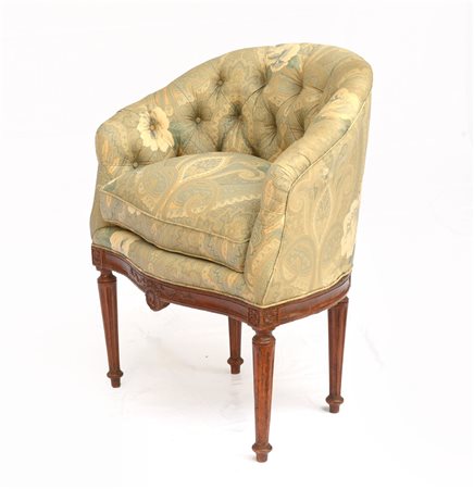 Poltroncina a pozzetto con fascia intagliata a nastro e profilo femminile, gamb