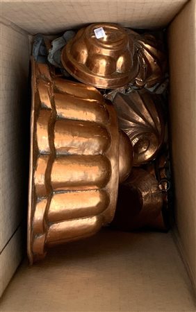 Cartone contenente numerose forme da budino e da biscotto in rame epoche divers