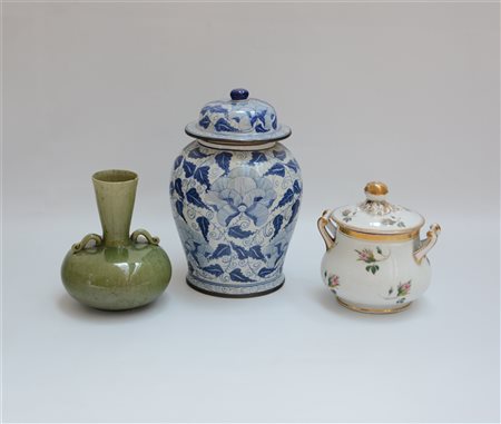Lotto composto da una biscottiera, una potiche in porcellana, e un vasetto a bu
