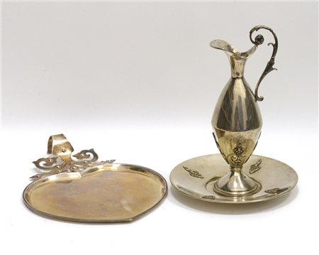 Lotto composto da una brocca con vassoio decorata con applicazioni a volute ed