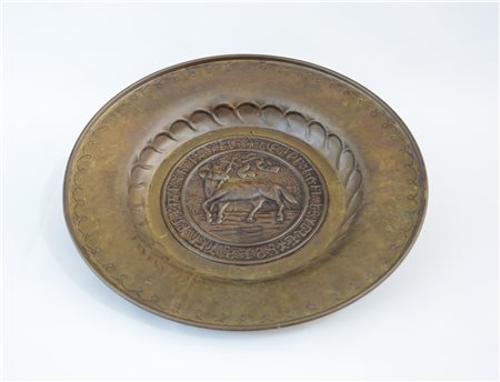 Antico elemosiniere in rame sbalzato decorato al centro con "L'agnello di Dio"