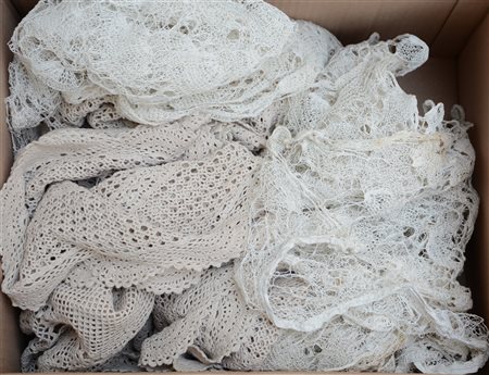 Cartone contenente numerosi pizzi di varie fogge e dimensioni (difetti)