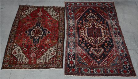 Lotto composto da due tappeti persiani annodati a mano in lana decorati con med