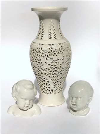 Lotto composto da due teste di fanciulli in ceramica e un vaso traforato (difet
