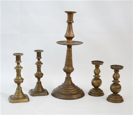 Lotto composto da cinque candelieri in bronzo e metallo di epoche e misure dive