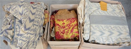 Lotto di tre cartoni contenenti numerose stoffe di varie fogge e dimensioni