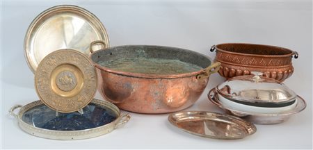 Lotto composto da una casseruola, una fioriera, un piatto decorato con cavalier