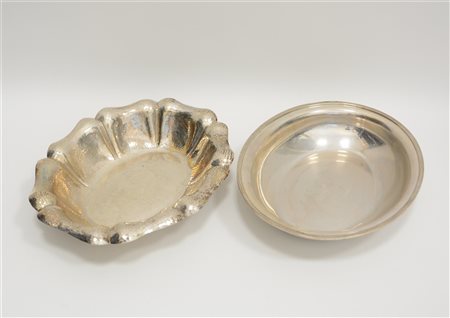 Lotto composto da due centrotavola in argento di forma ovale. Titolo 800 (g 620