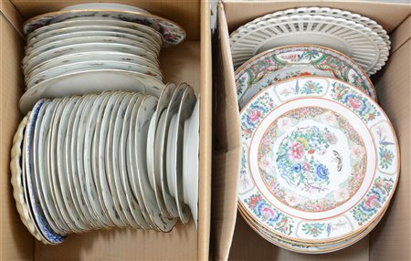 Due cartoni contenenti una parte di servizio in porcellana francese di piatti d