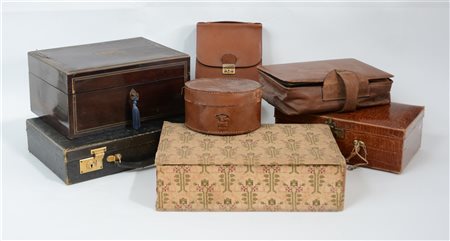Lotto composto da sette valigette, contenitori e scatole da viaggio, portagioie