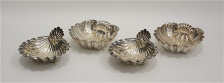 Lotto composto da quattro ciotole in argento a forma di valva di conchiglia. Ti