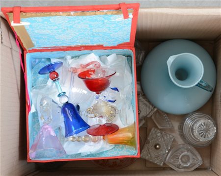 Cartone contenente numerosi oggetti in vetro soffiato, molato e cristallo per u