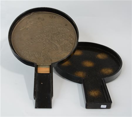 Specchio a mano di forma tonda in bronzo decorato in rilievo a paesaggio con al