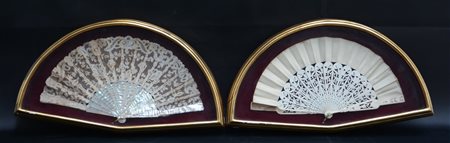 Lotto di tre ventagli con bacchette in materiali diversi, due con pagine in piz