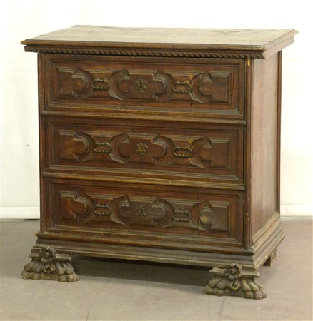 Antico comoncino a tre casetti riguadrati e pannellati, piedi anteriori intagli